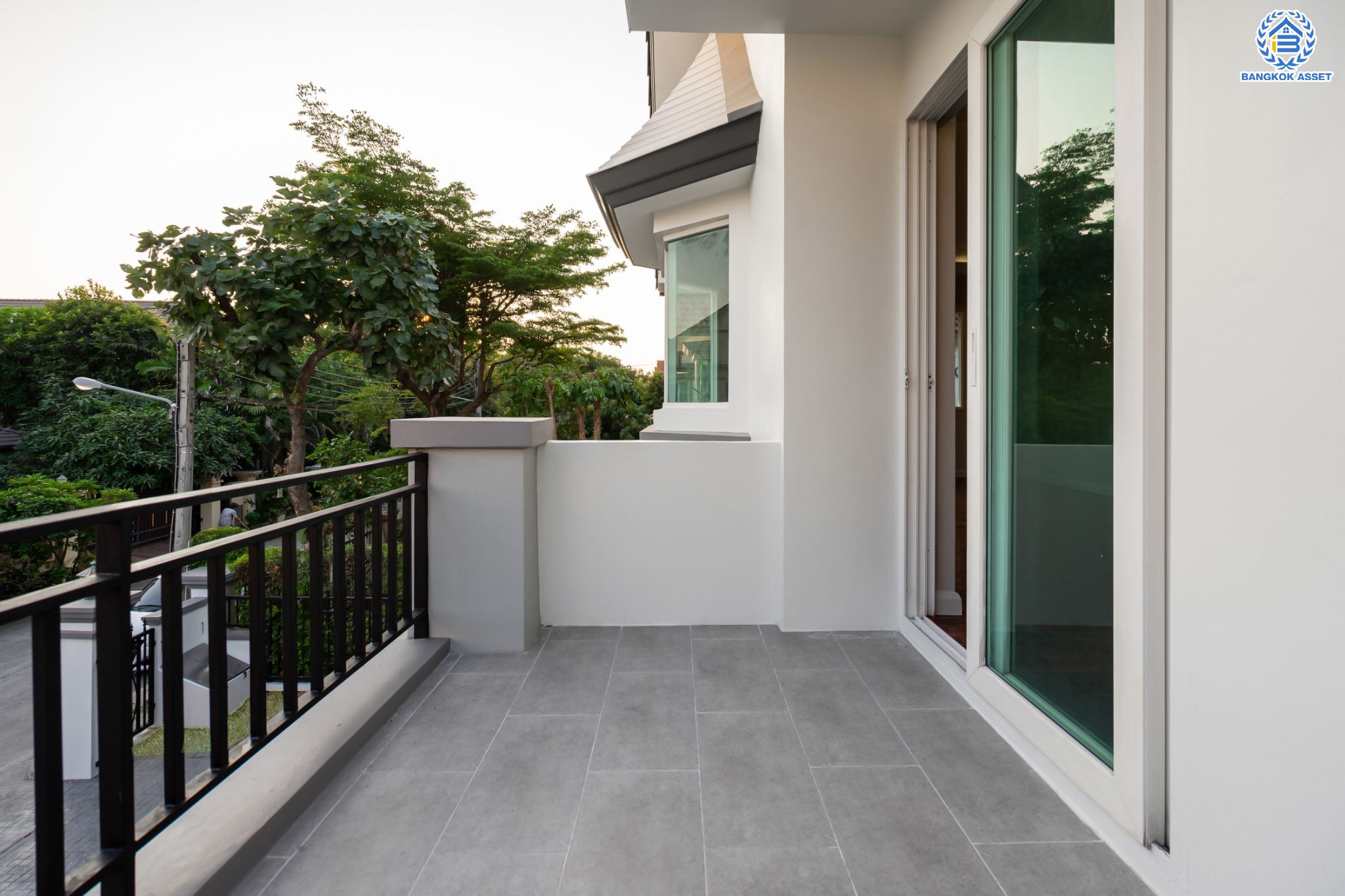 บ้านมือสองตกแต่งใหม่ ม.ลัดดารมย์ วัชรพล แบรนด์ Q.House หลังมุม เนื้อที่ 128 ตร.ว. ฟังก์ชัน 3 ห้องนอน 4 ห้องน้ำ 1 ห้องแม่บ้าน จอดรถได้ 4 คัน Facilities ครบครัน บนทำเลเชื่อมต่อหลายเส้นทาง ถ.รามอินทรา ถ.สายไหม และถ.พหลโยธิน ใกล้สนามบินดอนเมือง ทางด่วน "ศรีรัช" และ เซ็นทรัลรามอินทรา